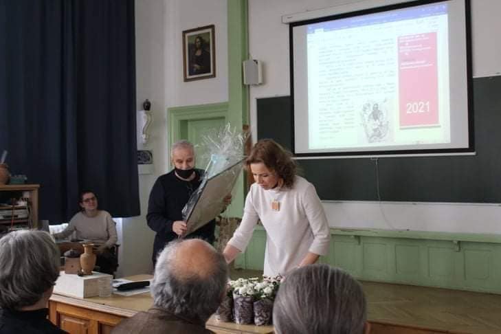 Somody Beáta elnök átadja a tiszteletbeli elnöki címet Szalay József leköszönő elnöknek